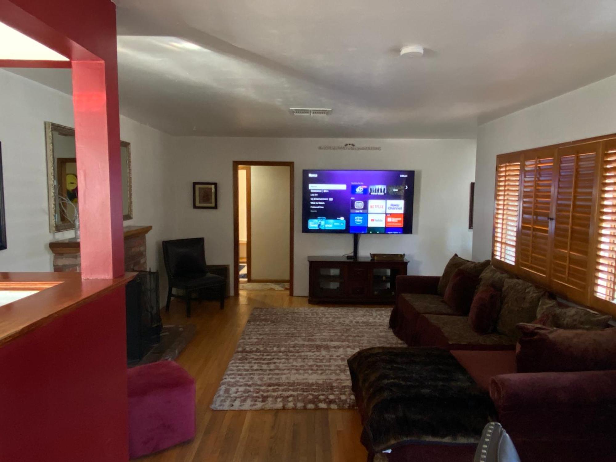 Charming Tarzana Retreat - Cozy 2 Bedroom *